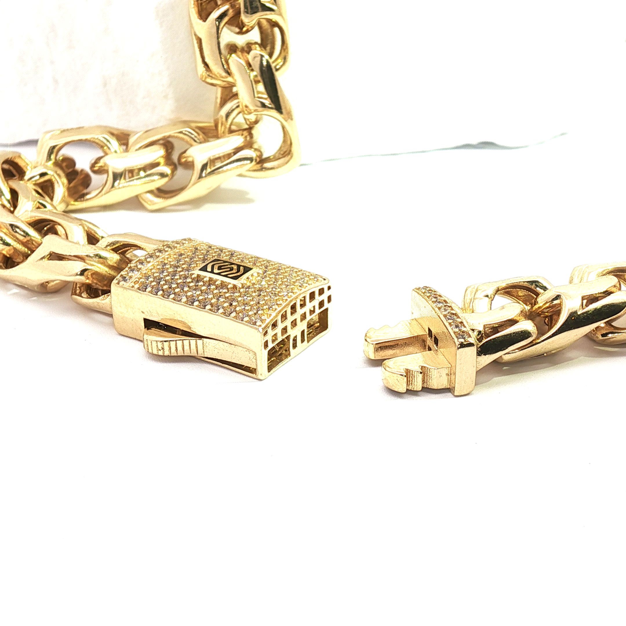 18K Chino Link Chain Power and Elegance